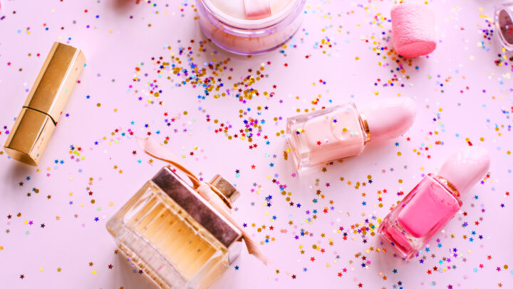 Produits cosmétiques contenant des paillettes en microplastiques